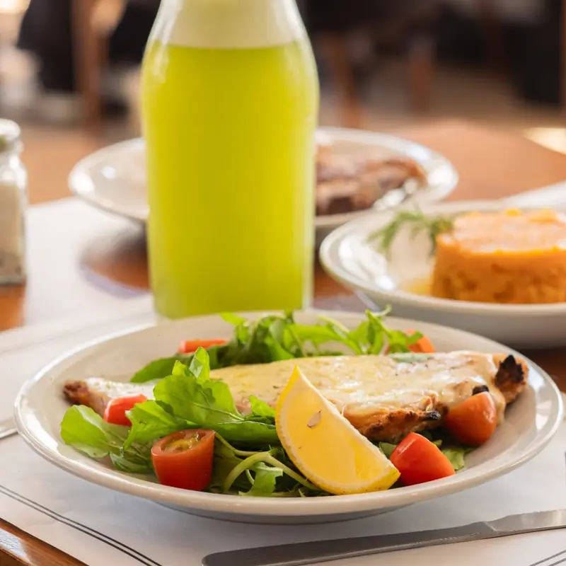 Pescado con ensalada y limón, con una limonada