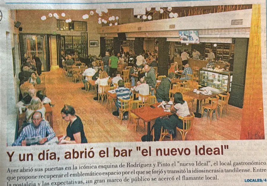 Recorte de El Eco de Tandil con la nota “Y un día, abrió el bar el nuevo Ideal” y una foto del salón lleno