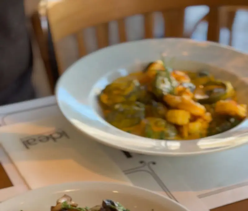 Pastas y carne con papas en la mesa