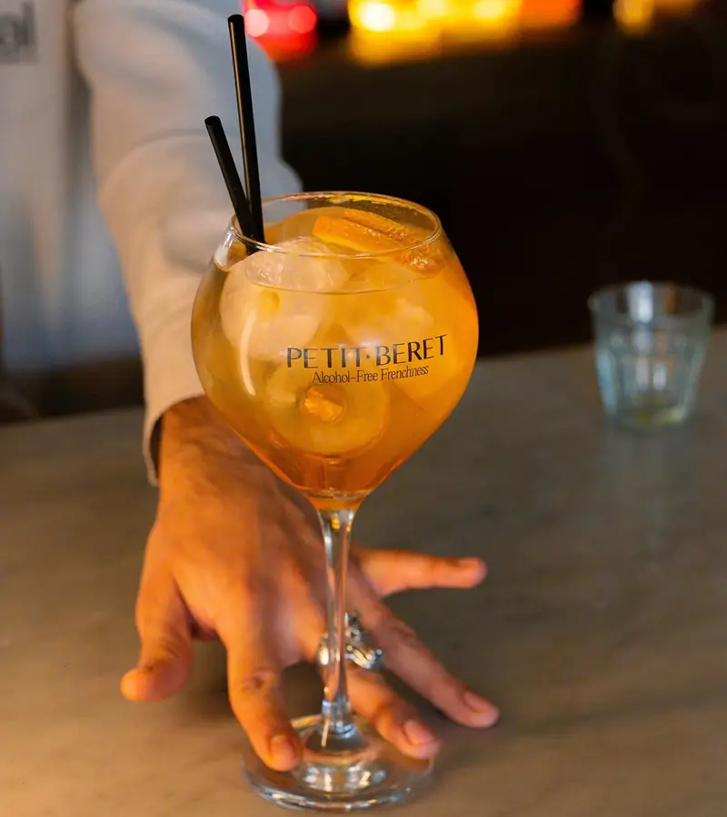 Un trago servido en copa sobre la barra